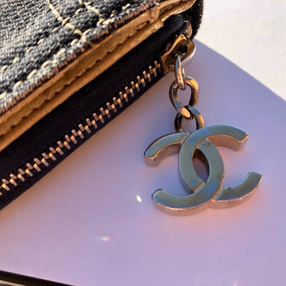Auth Chanel dark denim zippy wallet with gold leather & CC zipper pull. - Picture 9 of 14